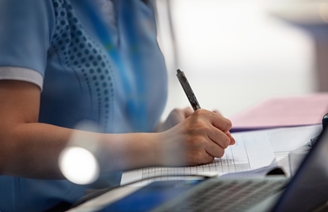 A women is filling form in Las Vegas, NV